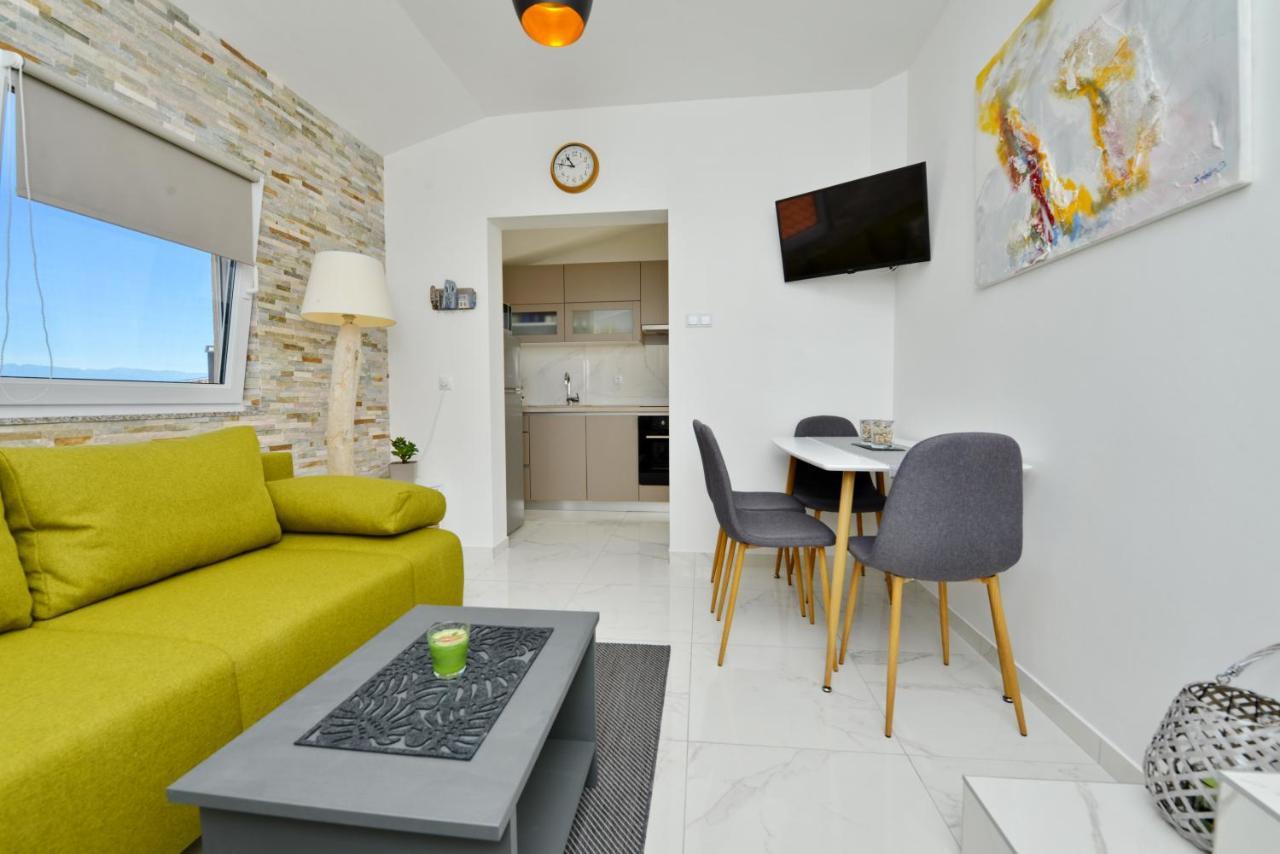 Laura Apartment Vir