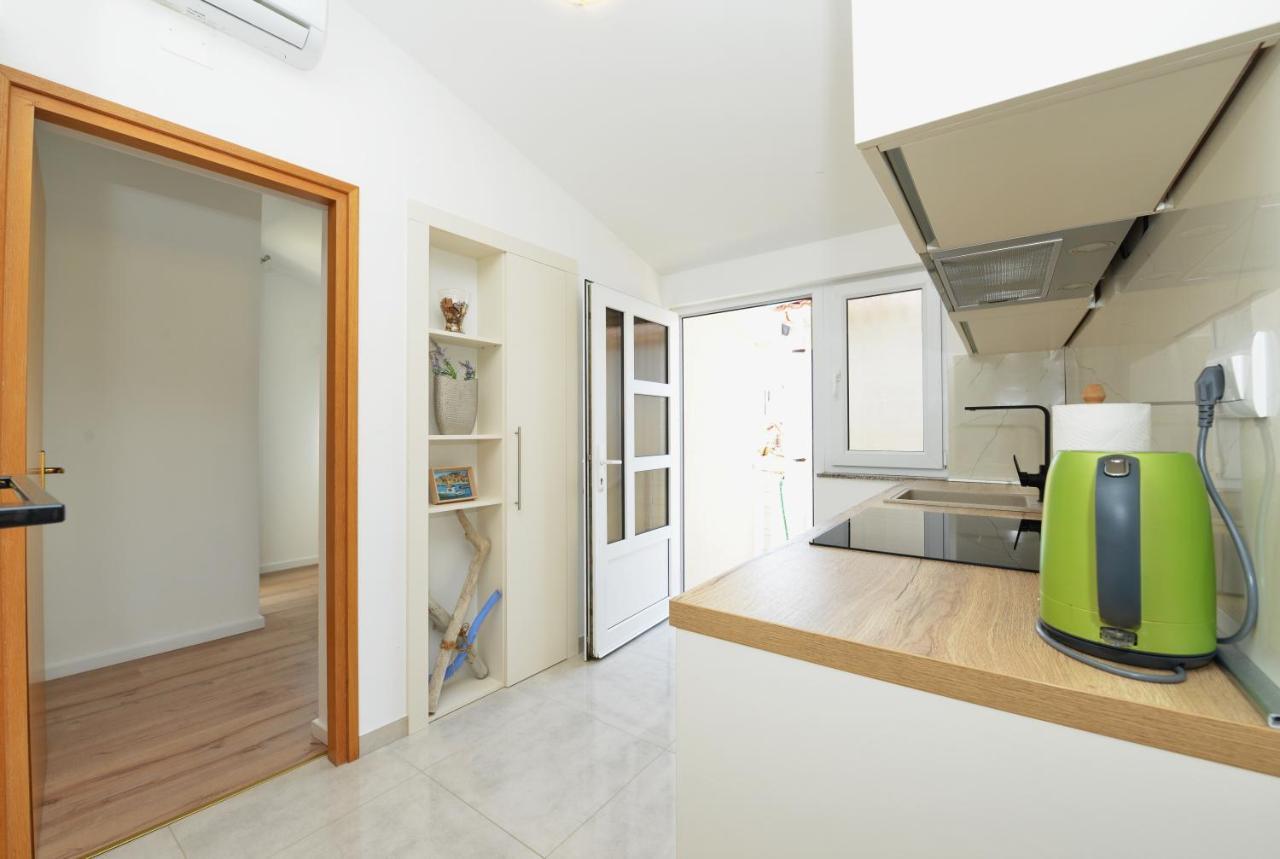Laura Apartment Vir